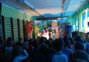 Dzieci podczas zabawy teatralne z aktorami